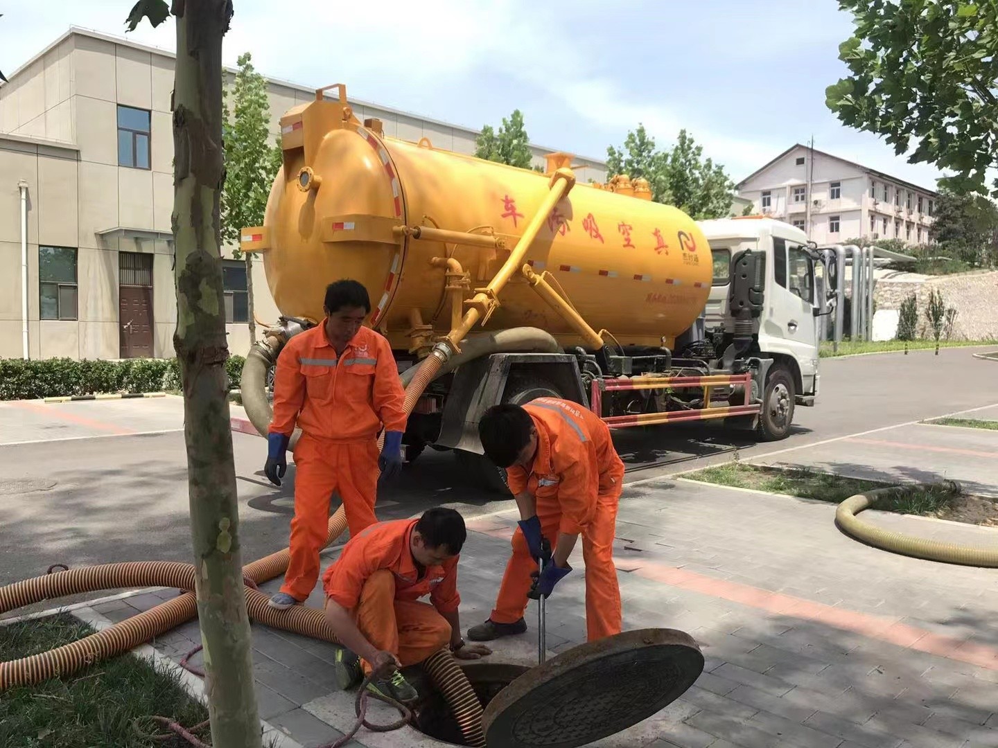 平乡管道疏通车停在窨井附近