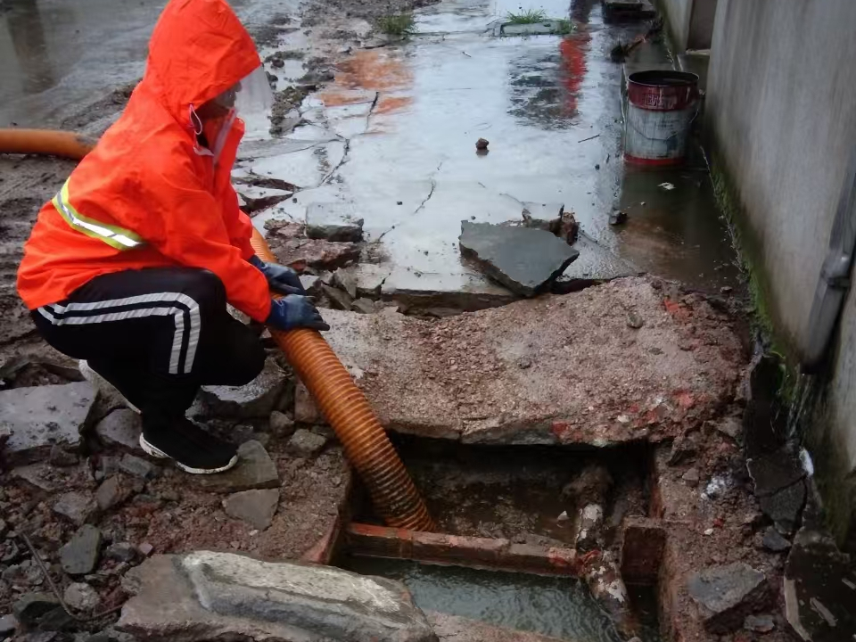 平乡专业清理污水池 炜誉市政以规范流程守护城市 “肠道”